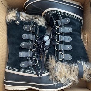 Joan of artic sorel boots. Color black. Size 8. Used in great condition.